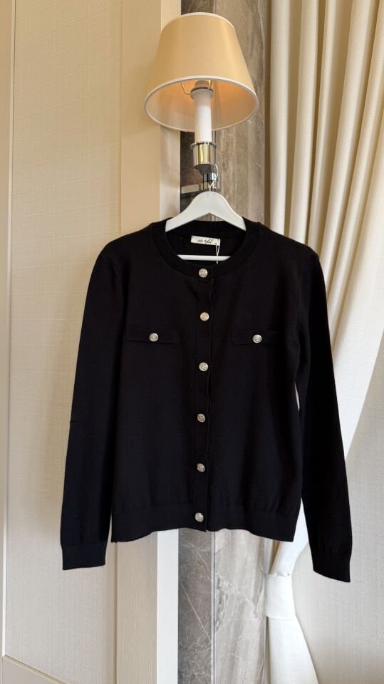 Siyah Renk Metal Düğmeli Hırka