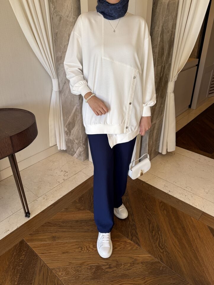 Asimetrik Çıt Çıt Detaylı Sweatshirt (Kırık Beyaz)