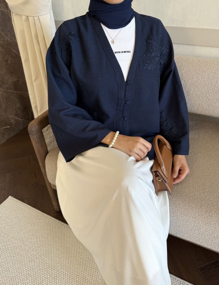 Nakış Detaylı V Yaka Gömlek (Lacivert)