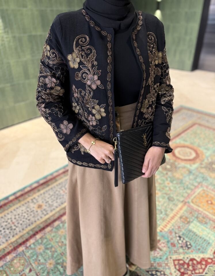 El İşlemeli Siyah Ceket